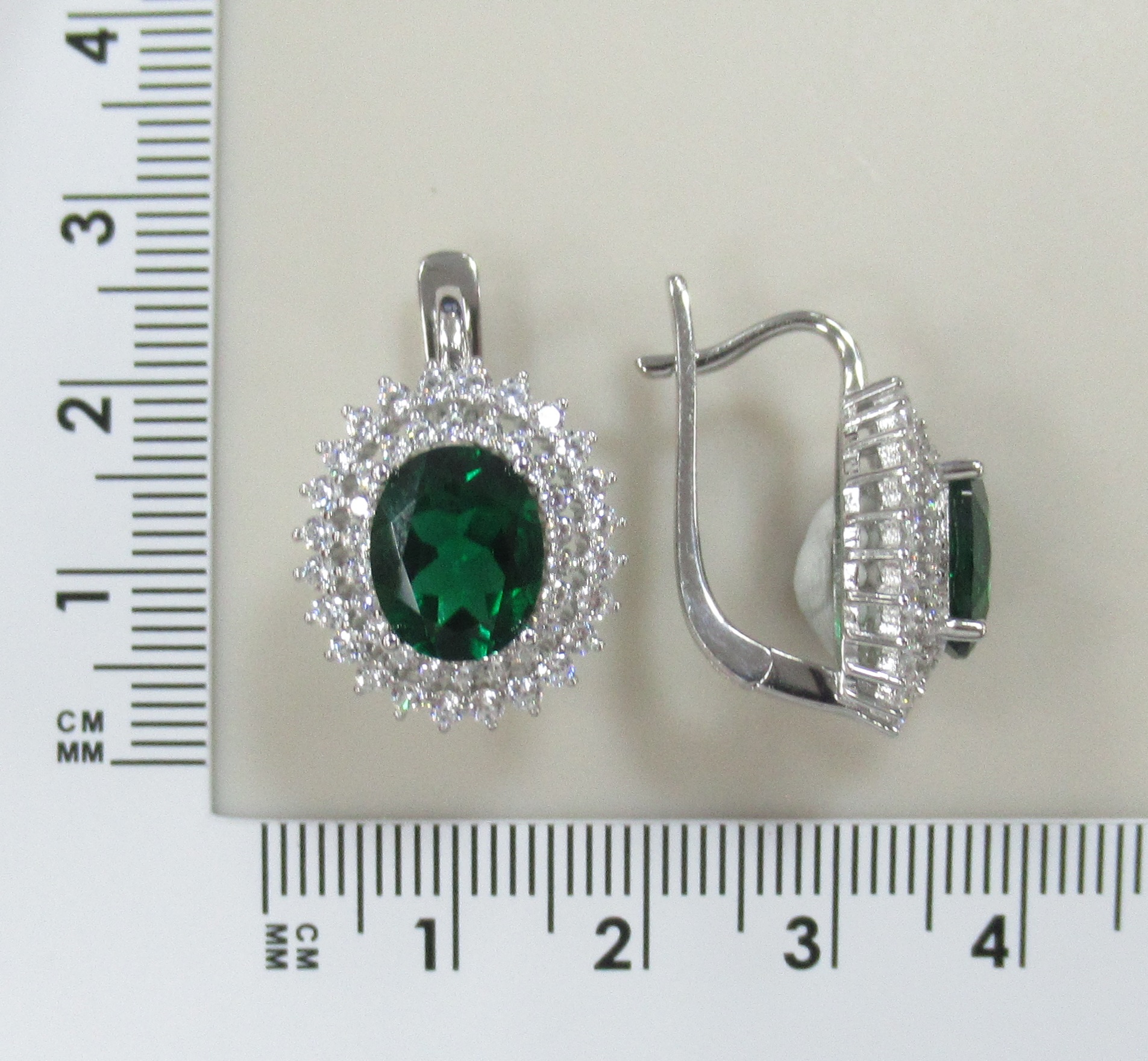 Серебряные серьги с выращенными изумрудами